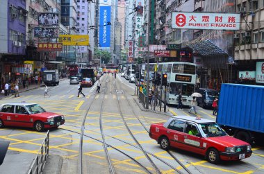 18 Mayıs 2013 Wan Chai, Hk 'deki ünlü tramvaylı şehir manzarası.