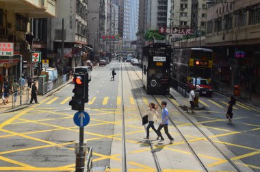 18 Mayıs 2013 Sai Ying Pun 'da ünlü tramvaylar ile şehir manzarası