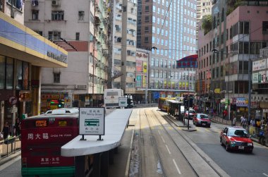18 Mayıs 2013 Sai Ying Pun 'da ünlü tramvaylar ile şehir manzarası