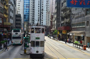 18 Mayıs 2013 Sheung Wan, Hk 'de ünlü tramvaylar ile şehir manzarası