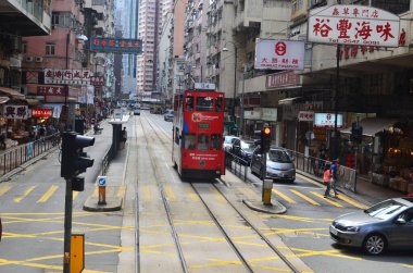 18 Mayıs 2013 Sheung Wan, Hk 'de ünlü tramvaylar ile şehir manzarası