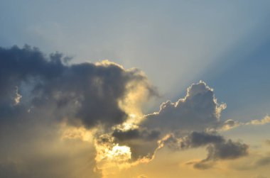 Güneş ışınları bulutları delip geçiyor