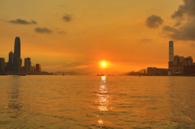 11 Temmuz 2013 Victoria Limanı, Hong Kong 'da güneş.