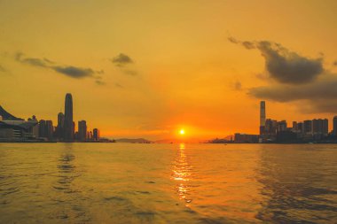 11 Temmuz 2013 Victoria Limanı, Hong Kong 'da güneş.