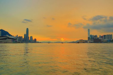 11 Temmuz 2013 Victoria Limanı, Hong Kong 'da güneş.