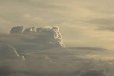 Gün batımında dramatik gökyüzünün alçak açılı görüntüsü