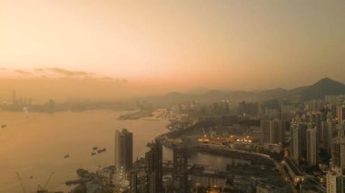 Gökdelen yüksek binaları. Victoria Limanı 'nın gün batımını izle.