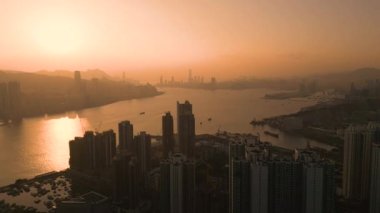15 Şubat 2022, gün batımında Hong Kong 'da Yau Tong konutları..
