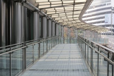 Şehirdeki yaya köprüsü, Hong Kong.