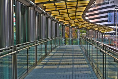 Şehirdeki yaya köprüsü, Hong Kong.