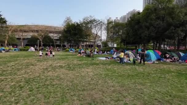 2023 벨로드롬 잔디밭에서 피크닉을 사람들 — 비디오