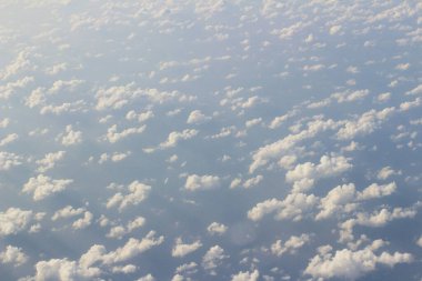 Bulut ve mavi gökyüzü yukarıda uçak penceresinden görünümü