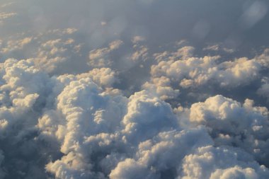 Bulut ve mavi gökyüzü yukarıda uçak penceresinden görünümü
