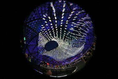 Victoria Park Kubbesi, 17 Eylül 2013 tarihli sonbahar festivalini kutlamak için ışıldıyor.