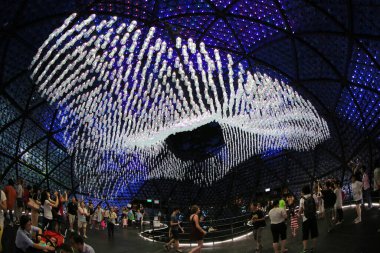 Victoria Park Kubbesi, 17 Eylül 2013 tarihli sonbahar festivalini kutlamak için ışıldıyor.