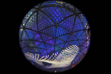 Victoria Park Kubbesi, 17 Eylül 2013 tarihli sonbahar festivalini kutlamak için ışıldıyor.