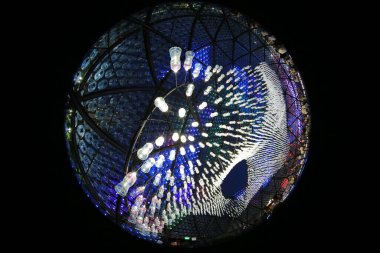 Victoria Park Kubbesi, 17 Eylül 2013 tarihli sonbahar festivalini kutlamak için ışıldıyor.