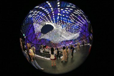 Victoria Park Kubbesi, 17 Eylül 2013 tarihli sonbahar festivalini kutlamak için ışıldıyor.