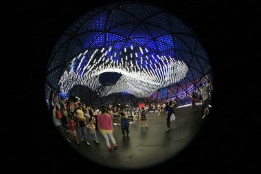 Victoria Park Kubbesi, 17 Eylül 2013 tarihli sonbahar festivalini kutlamak için ışıldıyor.