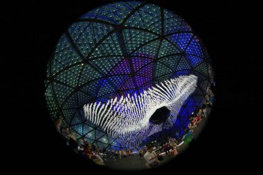 Victoria Park Kubbesi, 17 Eylül 2013 tarihli sonbahar festivalini kutlamak için ışıldıyor.