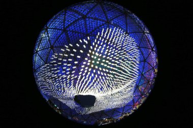 Victoria Park Kubbesi, 17 Eylül 2013 tarihli sonbahar festivalini kutlamak için ışıldıyor.