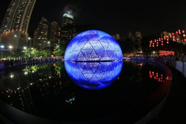 Victoria Park Kubbesi, 17 Eylül 2013 tarihli sonbahar festivalini kutlamak için ışıldıyor.