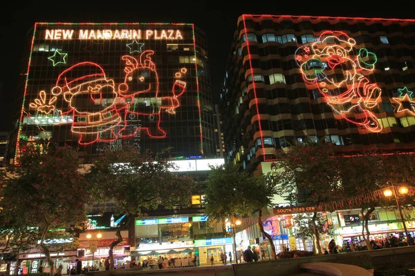 2013年11月14日庆祝圣诞的摩天大楼灯火通明 — 图库照片