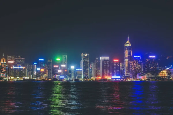 14 Kasım 2013. Hong Kong 'daki Victoria Limanı gece görüşü.