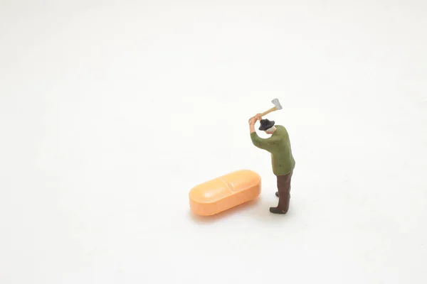 Mini Píldora Romper Figura Con Hacha — Foto de Stock