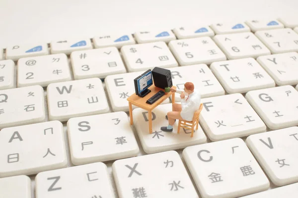 Міні Фігура Домашньому Офісі Клавіатурі — стокове фото