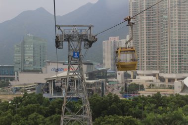 Ngong Ping 360 hava teleferiği veya gökyüzü tramvayı 28 Eylül 2013