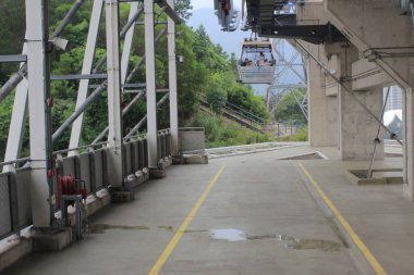 Ngong Ping 360 hava teleferiği veya gökyüzü tramvayı 28 Eylül 2013