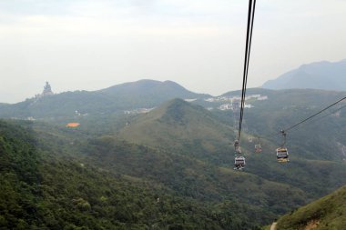 Ngong Ping 360 hava teleferiği veya gökyüzü tramvayı 28 Eylül 2013