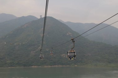 Ngong Ping 360 hava teleferiği veya gökyüzü tramvayı 28 Eylül 2013