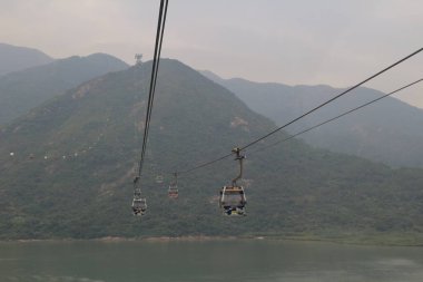 Ngong Ping 360 hava teleferiği veya gökyüzü tramvayı 28 Eylül 2013