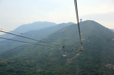 Ngong Ping 360 hava teleferiği veya gökyüzü tramvayı 28 Eylül 2013