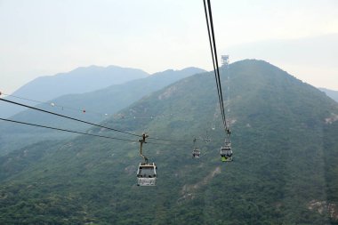 Ngong Ping 360 hava teleferiği veya gökyüzü tramvayı 28 Eylül 2013
