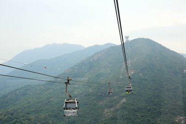 Ngong Ping 360 hava teleferiği veya gökyüzü tramvayı 28 Eylül 2013