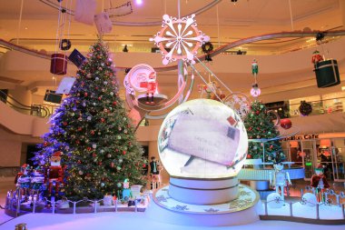 Alışveriş merkezindeki Noel Işığı Hong Kong 25 Kasım 2013