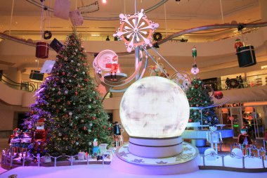 Alışveriş merkezindeki Noel Işığı Hong Kong 25 Kasım 2013
