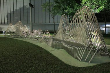 25 Kasım 2013 Soyut Çelik Çelik Çerçeve Kamu Parkında Gölge Veriyor