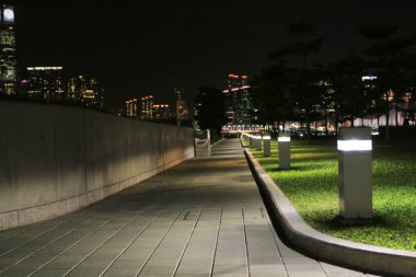 2 Kasım 2013, gece yarısı aydınlık park yolu.