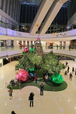 Alışveriş merkezindeki Noel Işığı Hong Kong 25 Kasım 2013