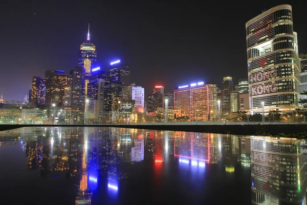 2013年11月25日夜背の高い香港高層ビル — ストック写真