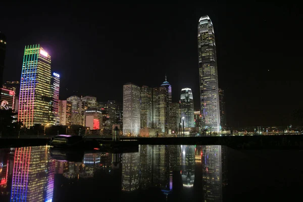 2013年11月25日夜背の高い香港高層ビル — ストック写真