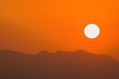 Güneş batıyor, gün batımında büyük bir renk