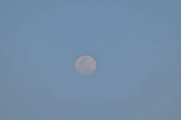 夕暮れ時の空の満月 — ストック写真