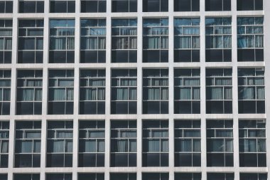 Hong Kong 'da günışığında modern bir bina.