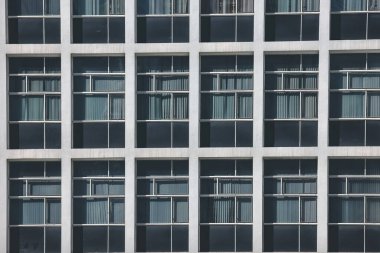 5 Mart 2023 'te Hong Kong' da günışığında modern bir bina.