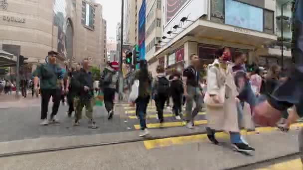 2023年3月8日銅鑼湾タイムズスクエアの歩行者交通 — ストック動画